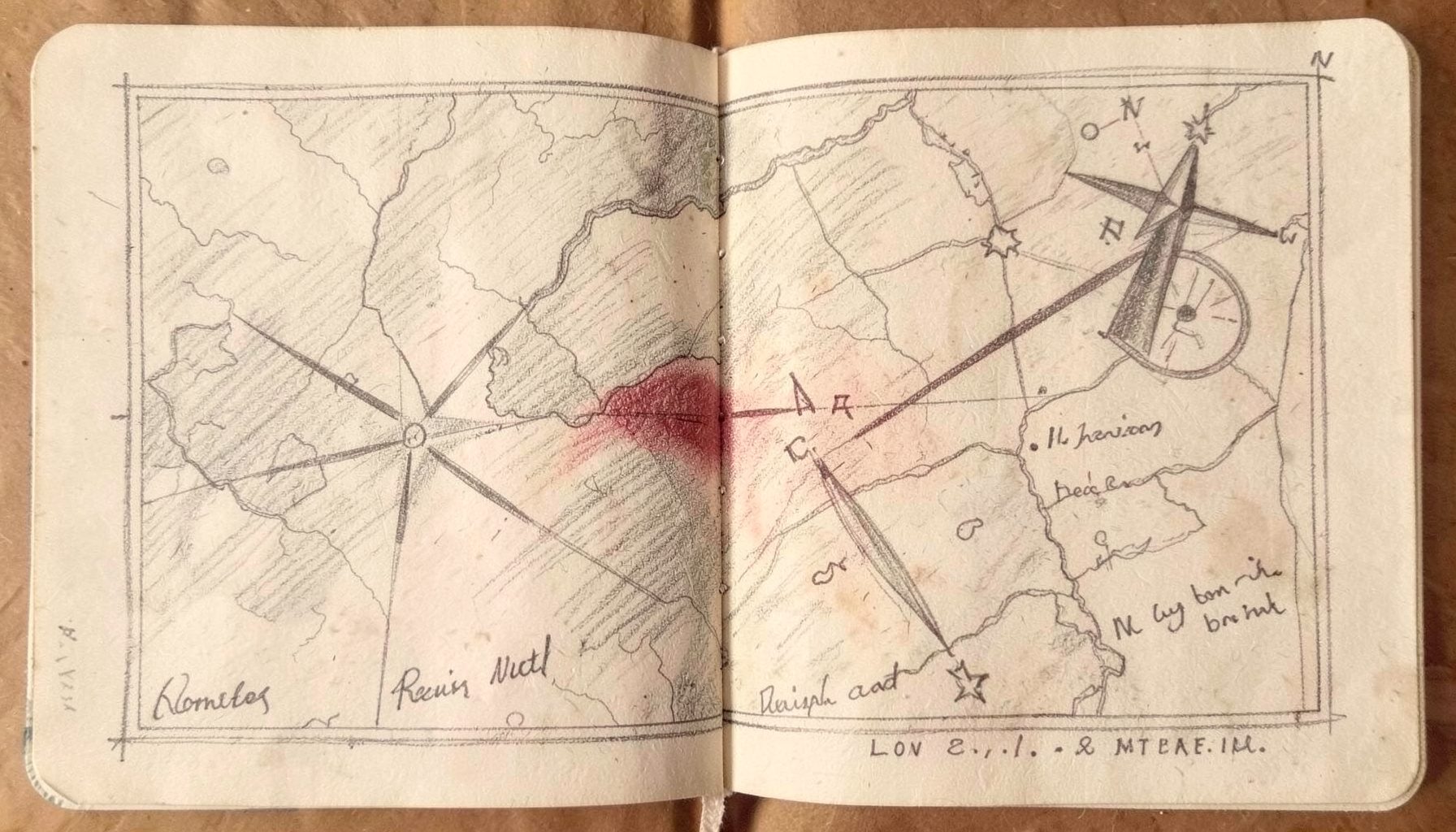 Bleistiftzeichnung einer offenen Landkarte mit Kompass und handschriftlichen Reisenotizen, weiche Grautöne und warmes Beige